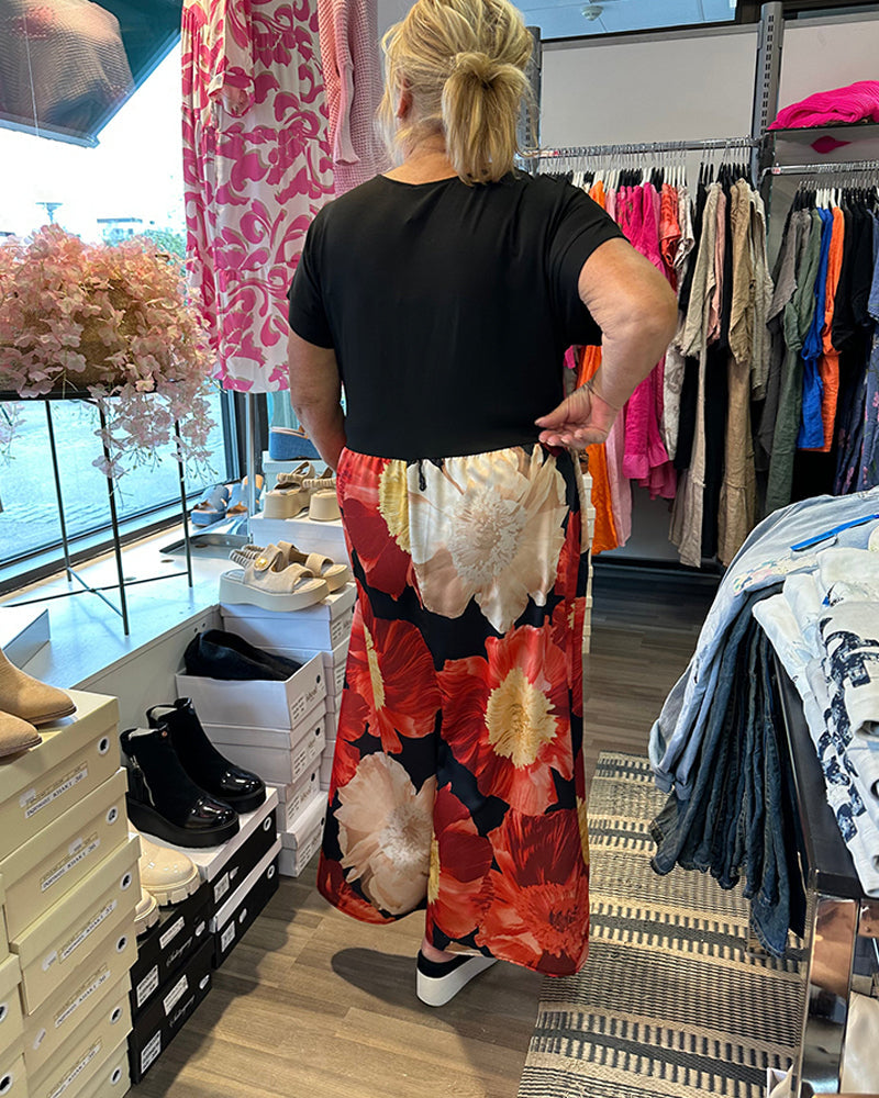 Abito lungo a contrasto con stampa floreale e scollo a V