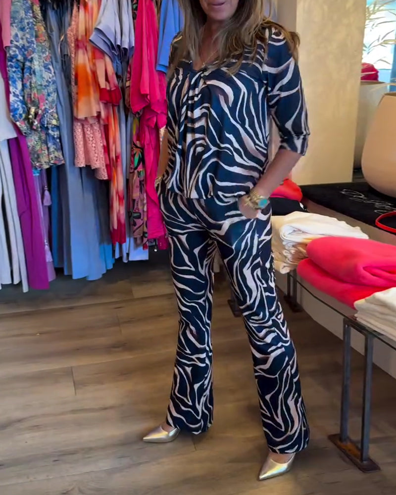 Abito slim fit stampato con scollo a V e pieghe