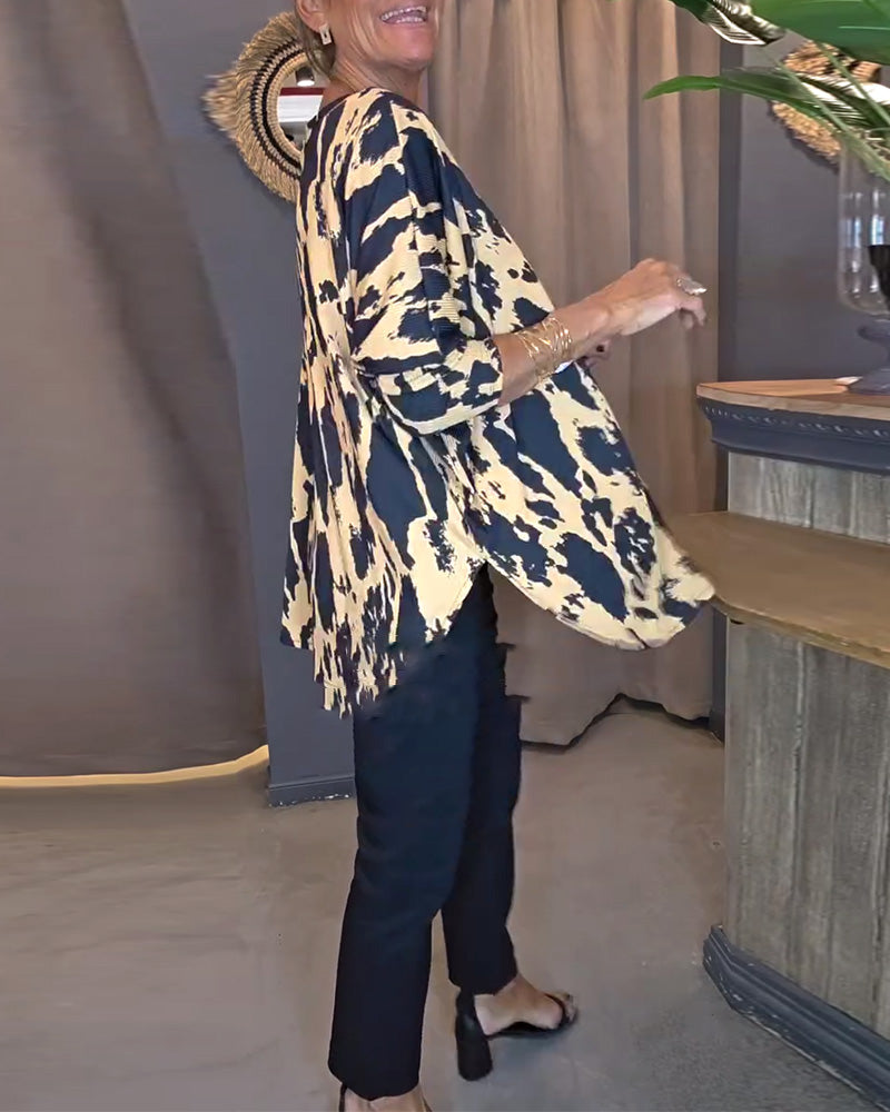 Blusa con spacchi stampati e scollo rotondo