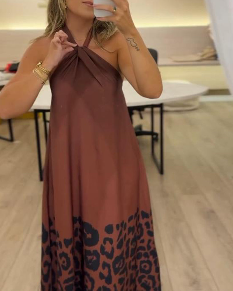 Abito con stampa leopardata e scollo all'americana