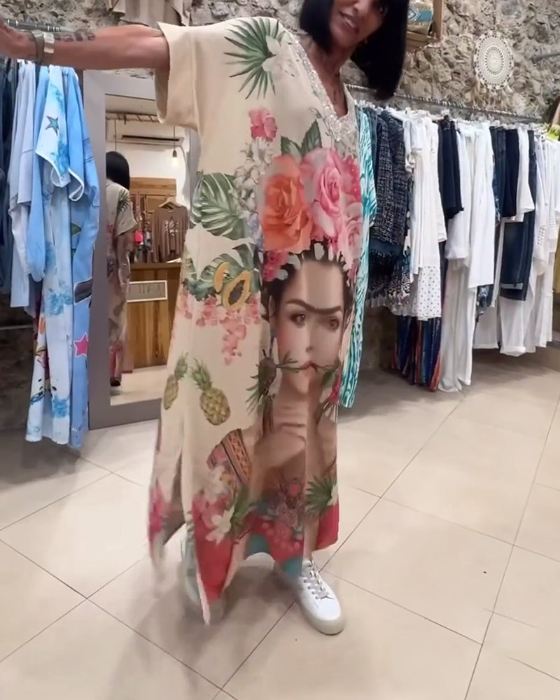 Abito ampio con stampa di personaggi e paillettes con scollo a V