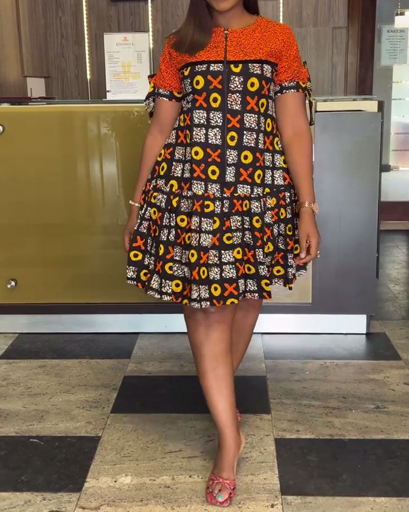 Kleid mit Vintage-Kontrastdruck und halbem Reißverschluss