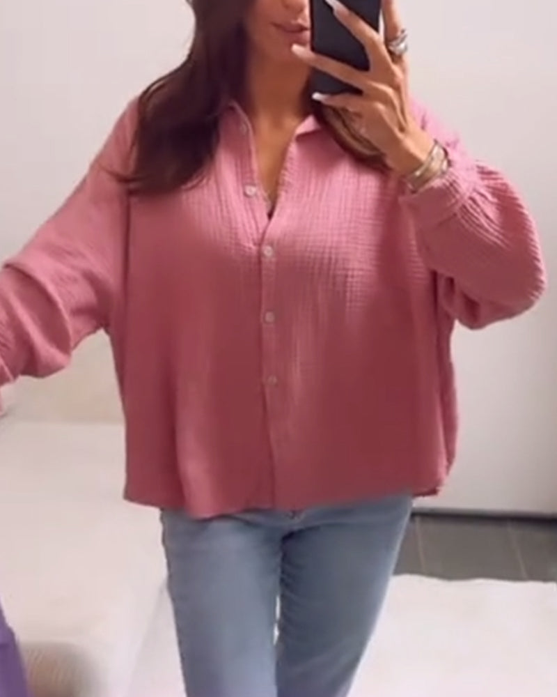 Lässige strukturierte Button-Down-Bluse mit Revers