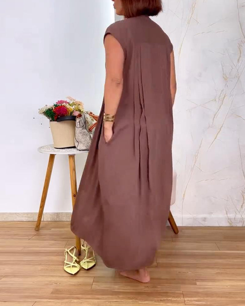 Abito senza maniche con collo alto e vita plissettata