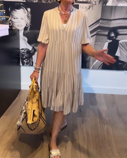 Abito a righe plissettato con scollo a V