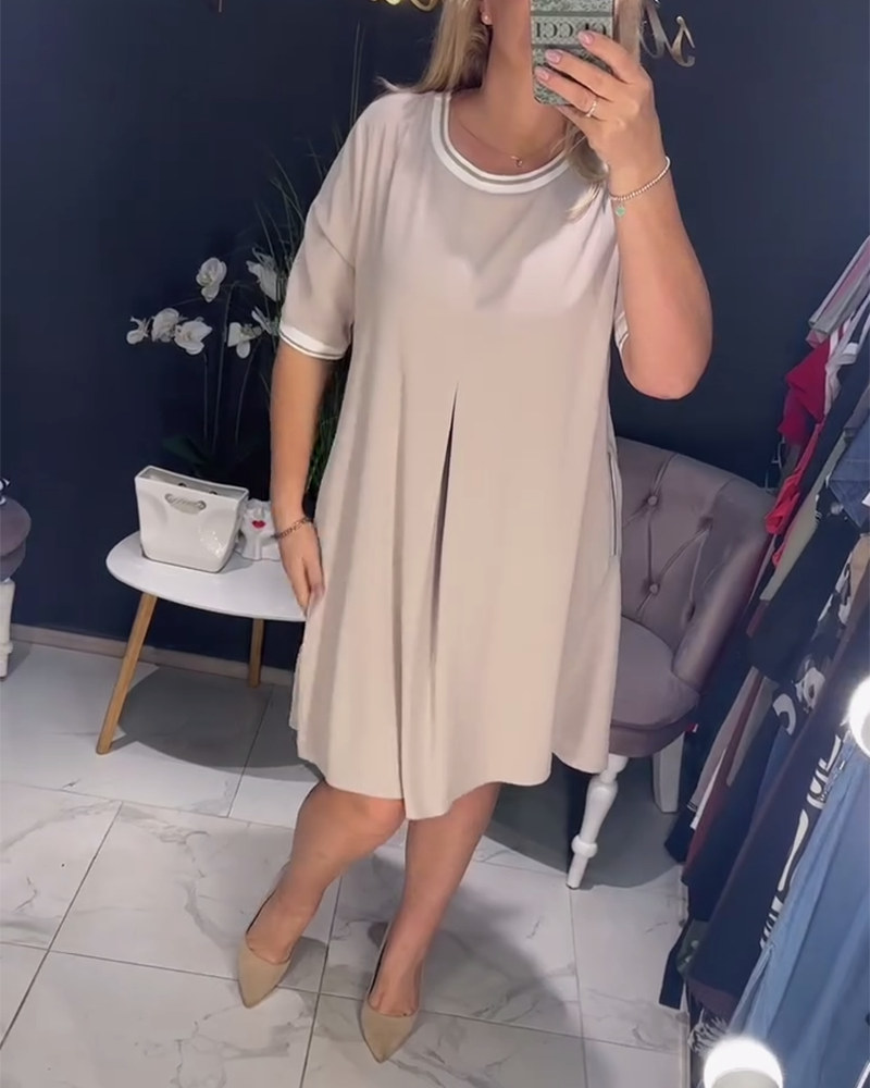 Lässiges, elegantes Kleid mit Rundhalsausschnitt und Tasche