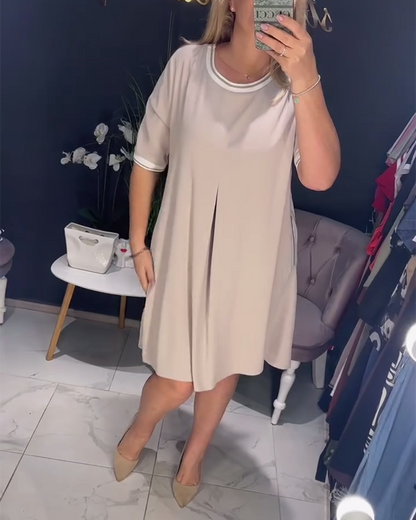 Lässiges, elegantes Kleid mit Rundhalsausschnitt und Tasche