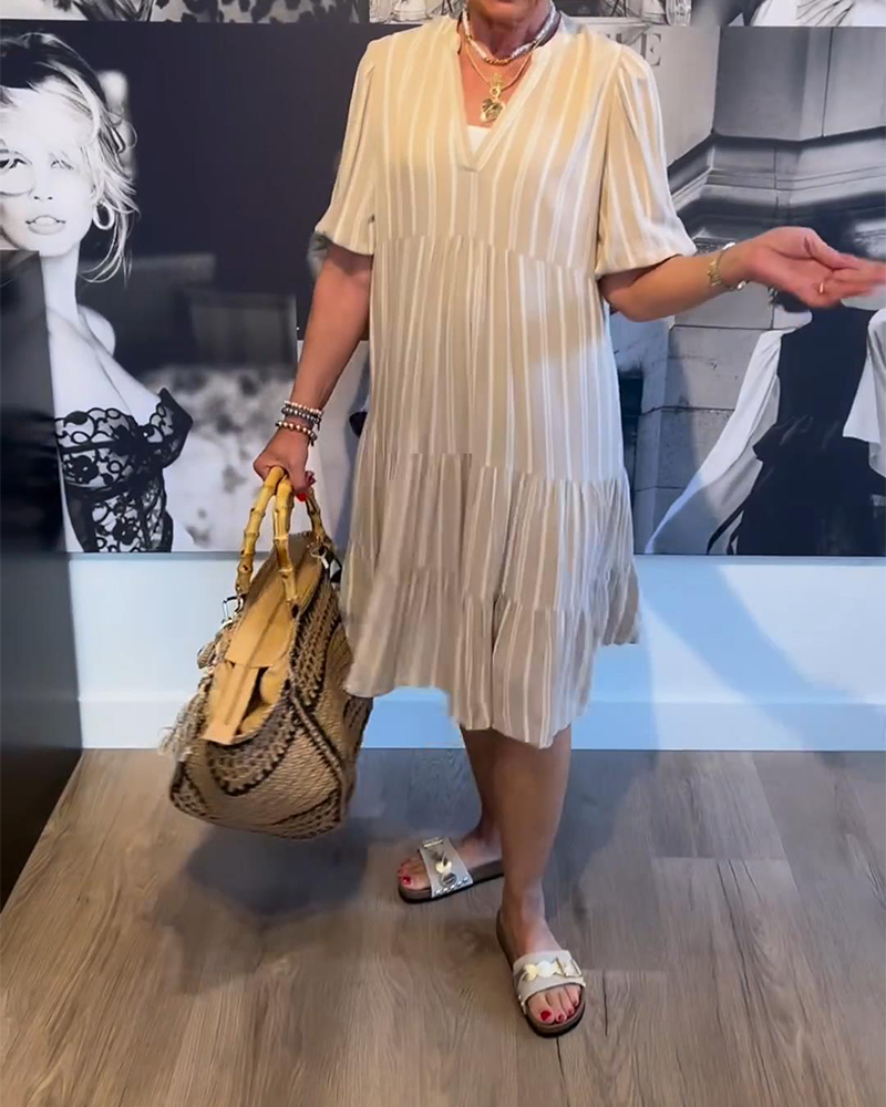 Abito a righe plissettato con scollo a V