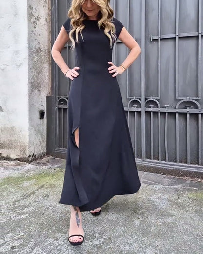 Elegantes, einfarbiges Kleid mit kurzen Ärmeln und Schlitz