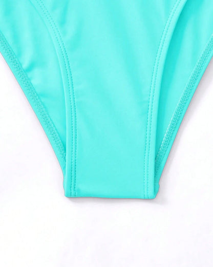 Bikini a tinta unita con reggiseno push-up e volant