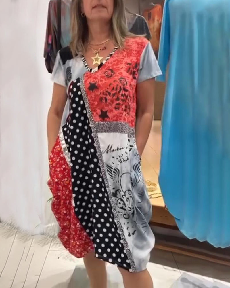 Bedrucktes Kleid mit kontrastierenden Taschen und Punkten