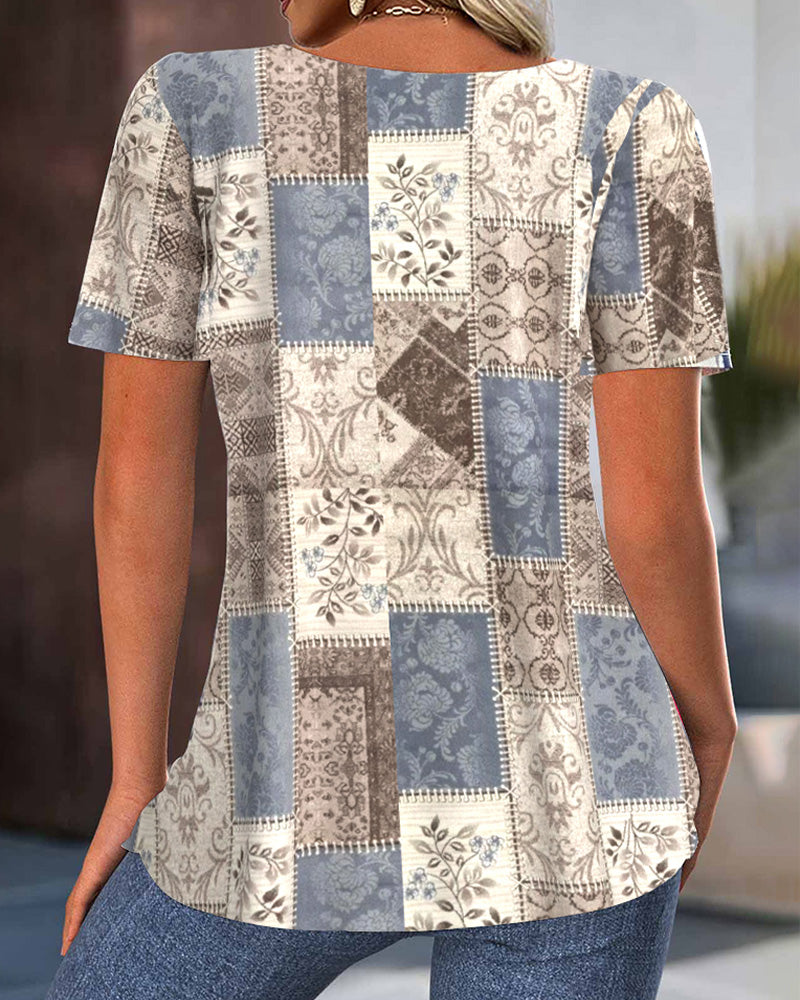 Camicetta vintage con stampa plissettata e scollo rotondo