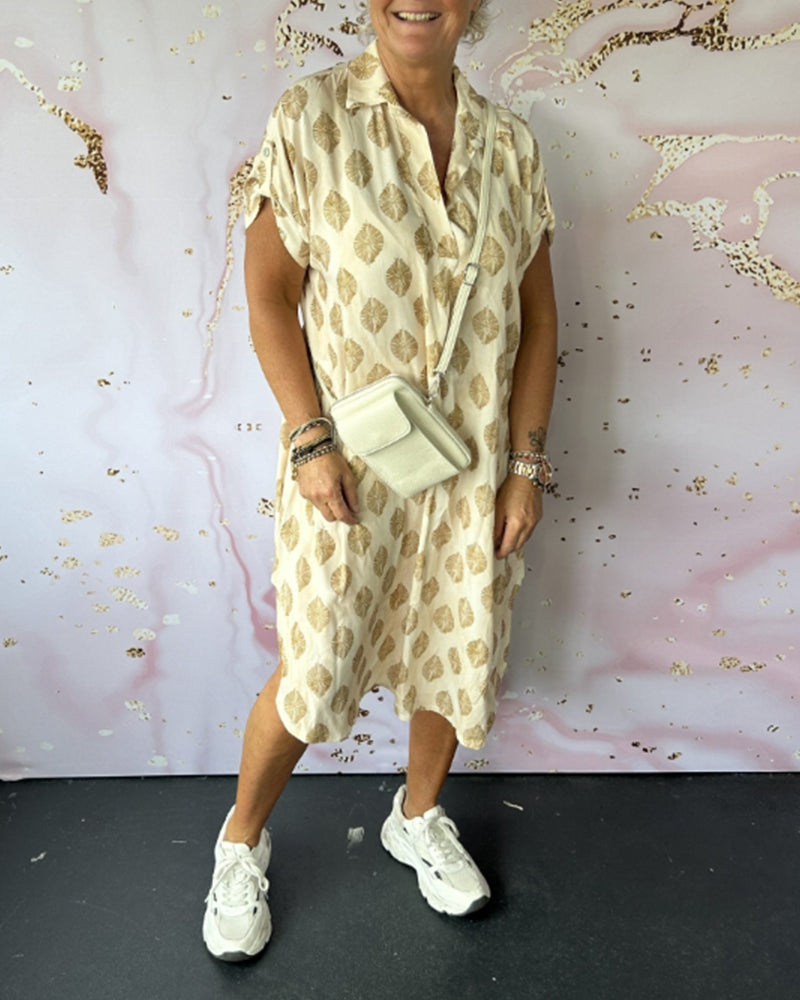 Lockeres Kleid mit Revers und kurzen Ärmeln