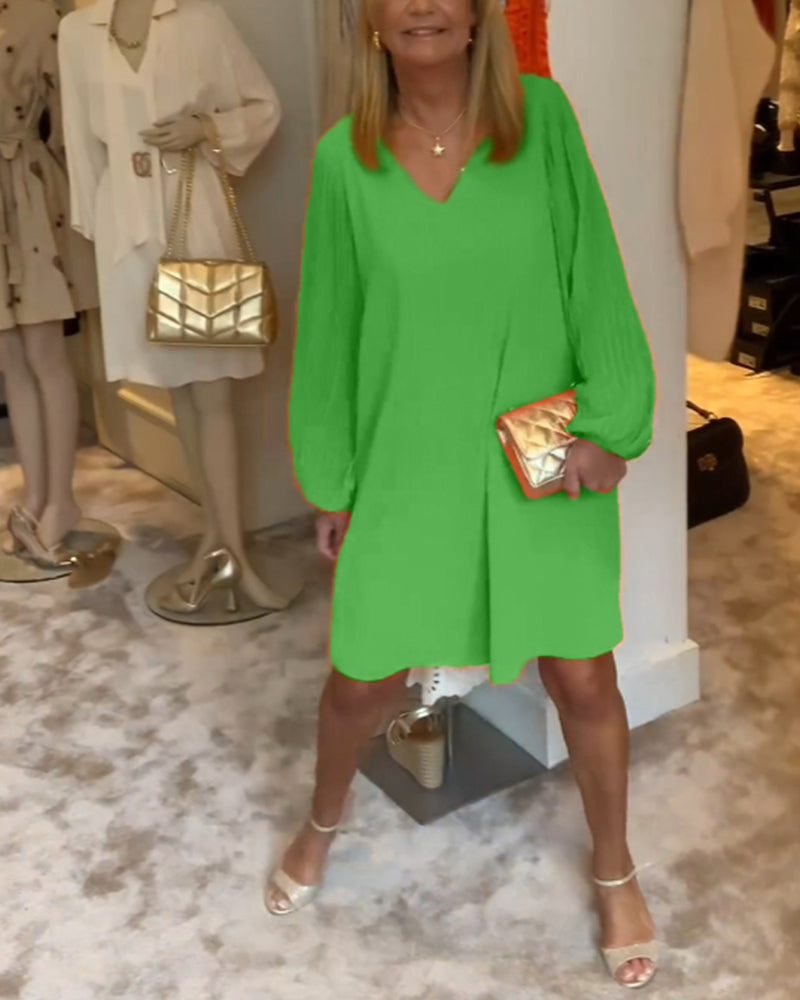 Ensfarget kjole med lanterne med V-hals