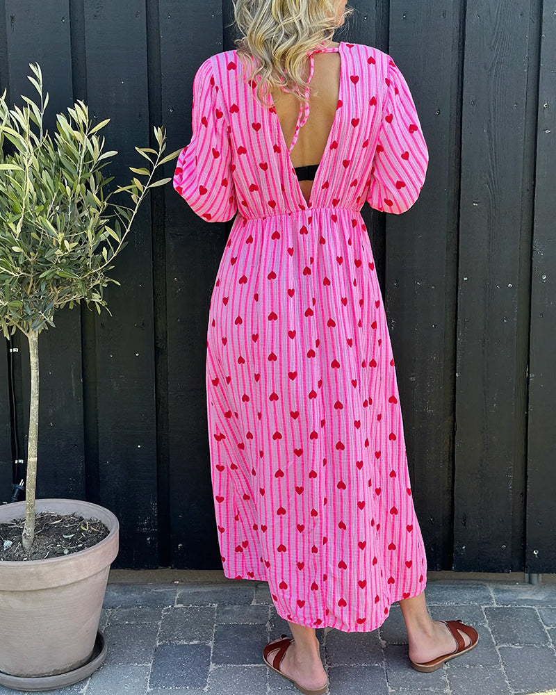 Kleid mit tiefem V-Ausschnitt und Herzstreifen-Print