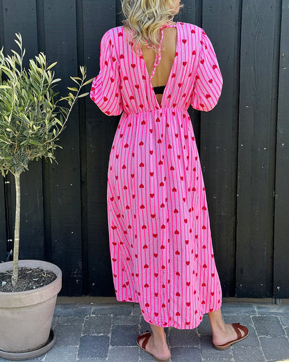 Kleid mit tiefem V-Ausschnitt und Herzstreifen-Print