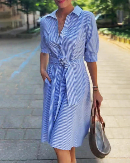 Gestreiftes Kleid mit Taillenschnürung und Revers