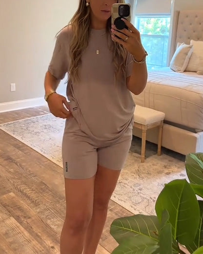 Completo sportivo a due pezzi con pantaloncini ad asciugatura rapida