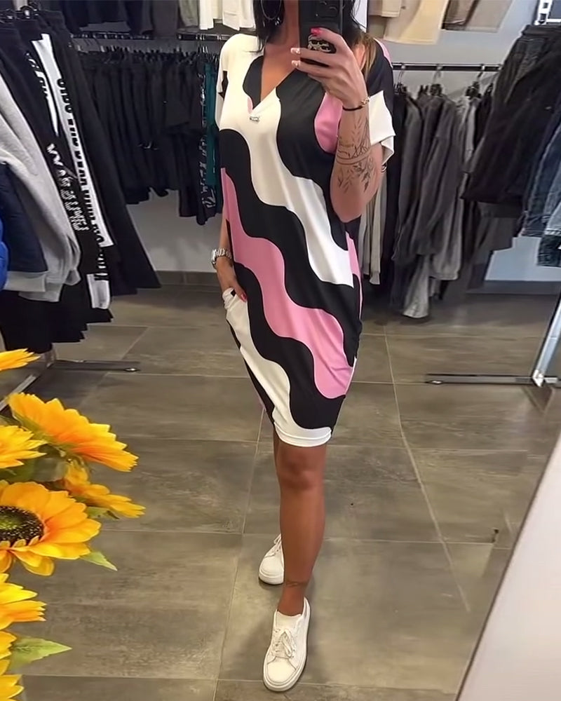 Kleid mit V-Ausschnitt und Wellenmuster