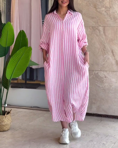 Lockeres gestreiftes Kleid mit Revers