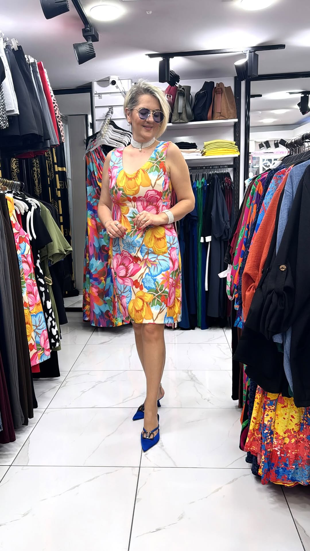 Ärmelloses Kleid mit V-Ausschnitt und geblümter Taille