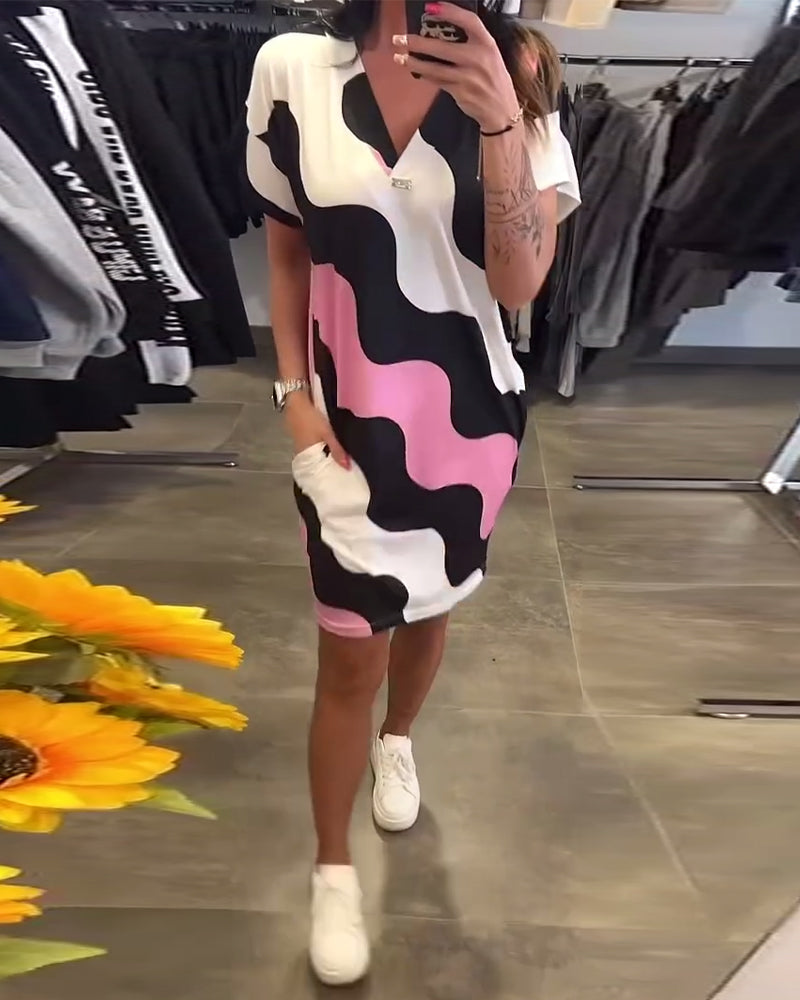 Kleid mit V-Ausschnitt und Wellenmuster