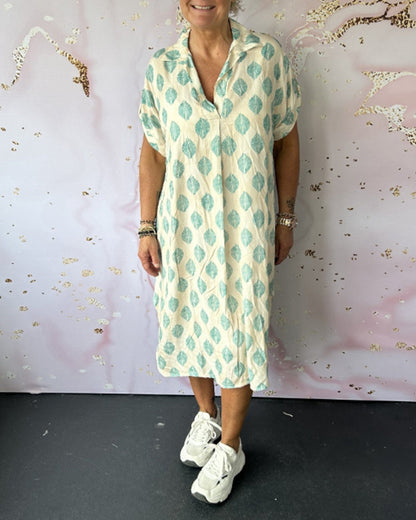 Lockeres Kleid mit Revers und kurzen Ärmeln