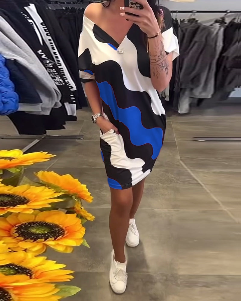 Kleid mit V-Ausschnitt und Wellenmuster