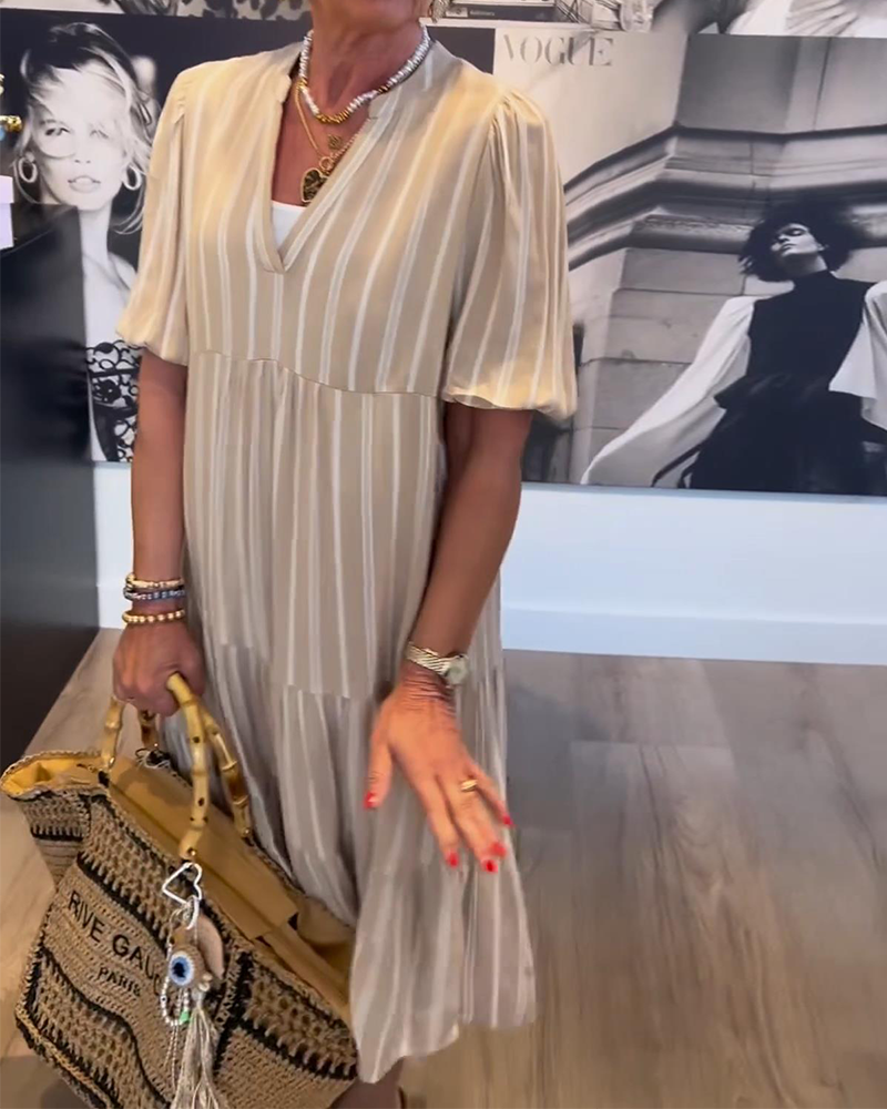 Abito a righe plissettato con scollo a V