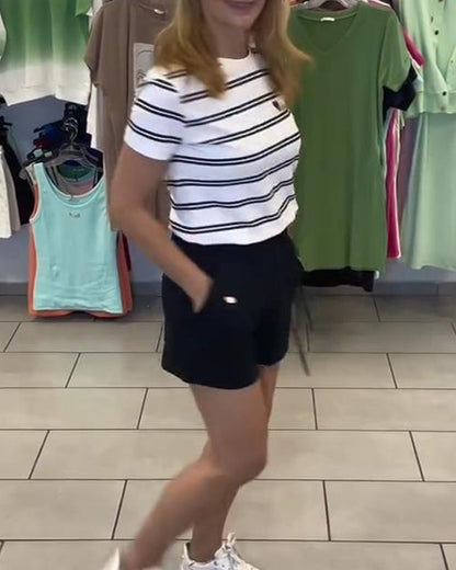 Lässiges kurzärmliges gestreiftes Shorts-Set