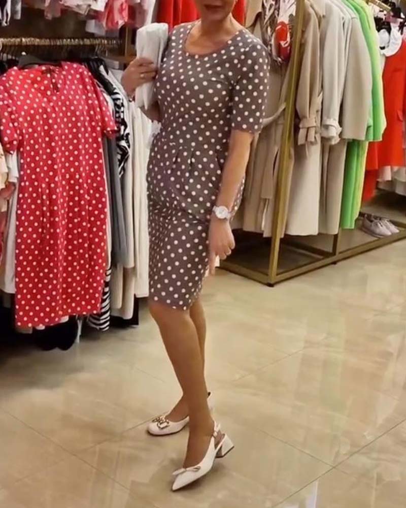 Abito a maniche corte con stampa a pois e scollo tondo