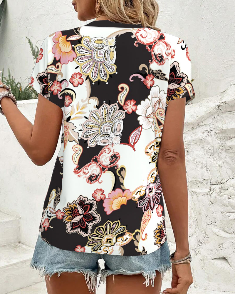 Camicetta a maniche corte con scollo a V e bottoni stampati