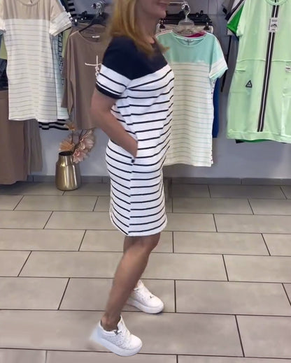 Lässiges gestreiftes Kleid mit Rundhalsausschnitt