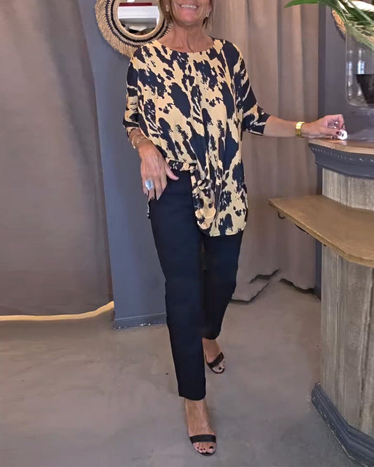 Blusa con spacchi stampati e scollo rotondo