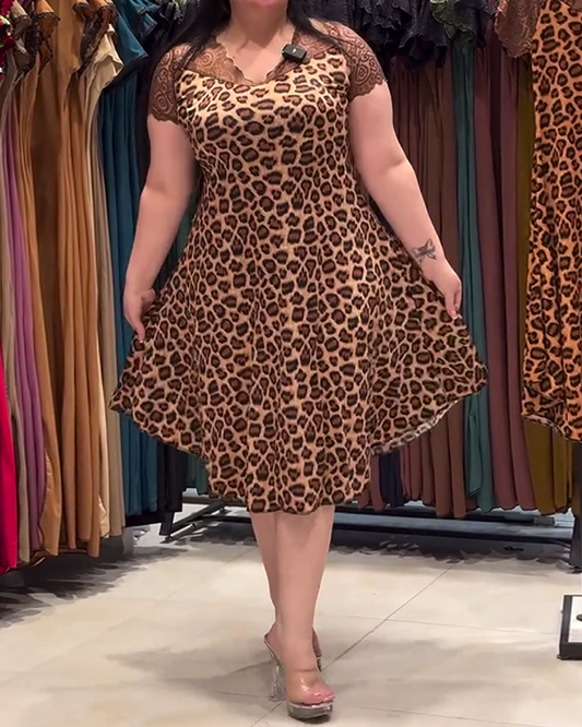 Abito patchwork in pizzo leopardato con scollo a V alla moda