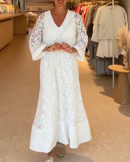 Lockeres Kleid mit V-Ausschnitt und hohler Spitze und Blumen