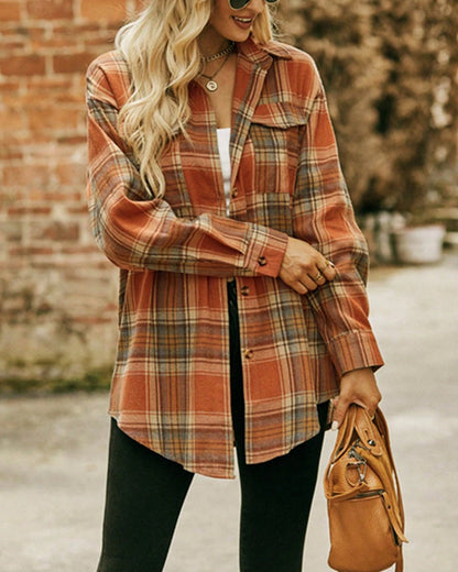 Camicia con stampa a quadri alla moda e risvolto