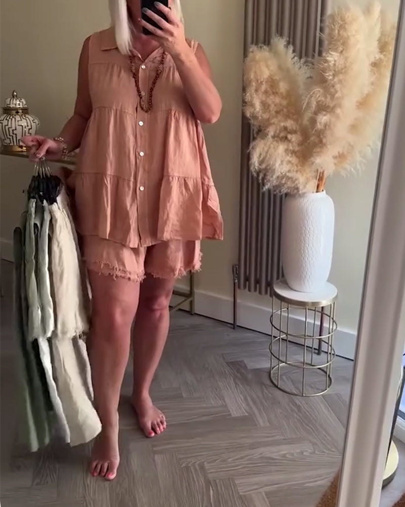 Completo casual con pantaloncini e bottoni senza maniche e revers