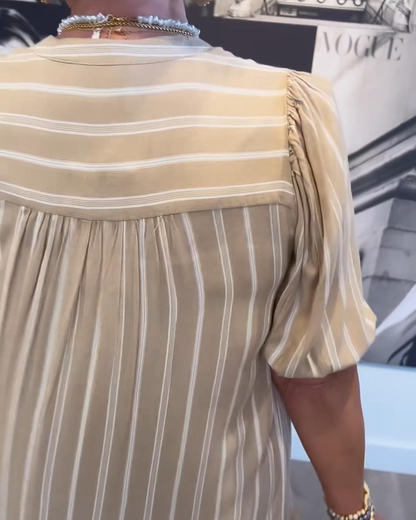 Abito a righe plissettato con scollo a V