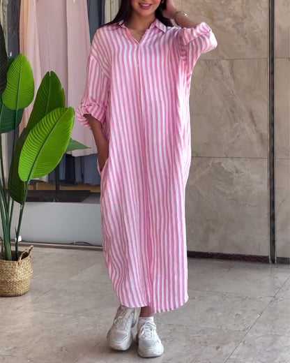 Lockeres gestreiftes Kleid mit Revers