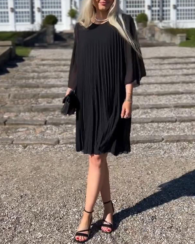Abito plissettato a tinta unita con maniche a tre quarti