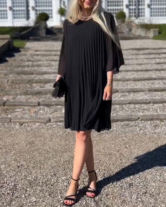 Plissiertes, einfarbiges Kleid mit Dreiviertelärmeln