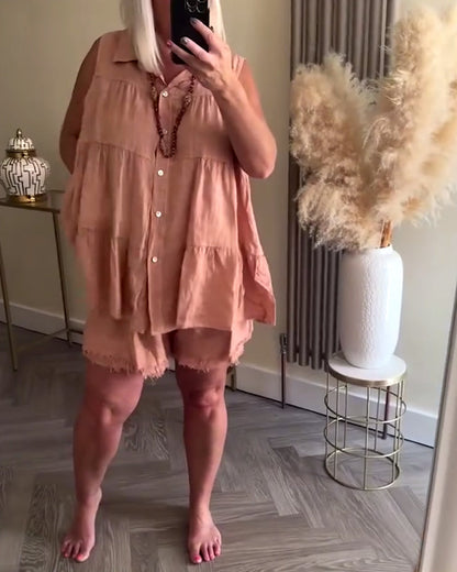 Completo casual con pantaloncini e bottoni senza maniche e revers