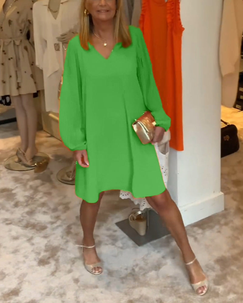 Ensfarget kjole med lanterne med V-hals