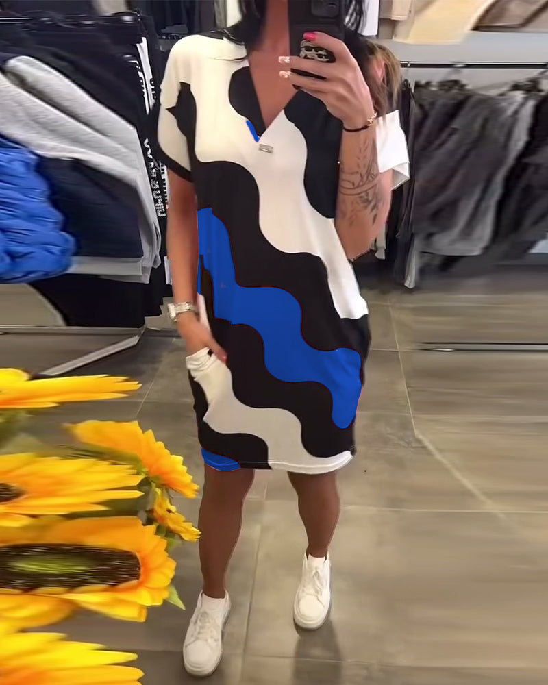 Kleid mit V-Ausschnitt und Wellenmuster