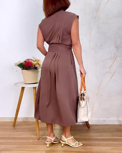 Abito senza maniche con collo alto e vita plissettata