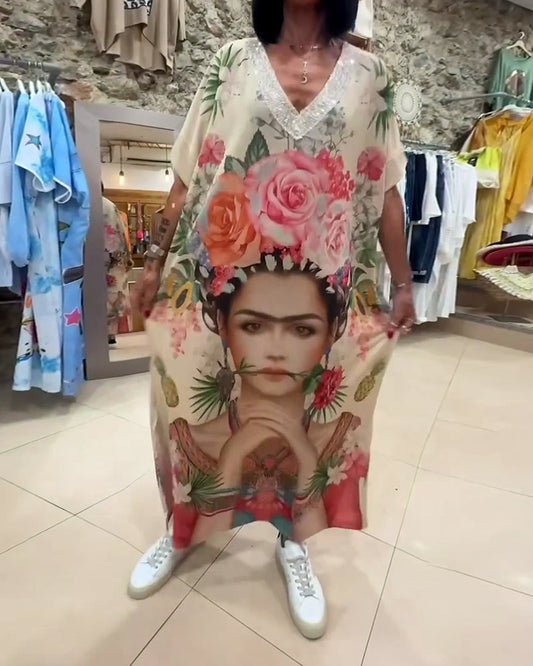 Abito ampio con stampa di personaggi e paillettes con scollo a V