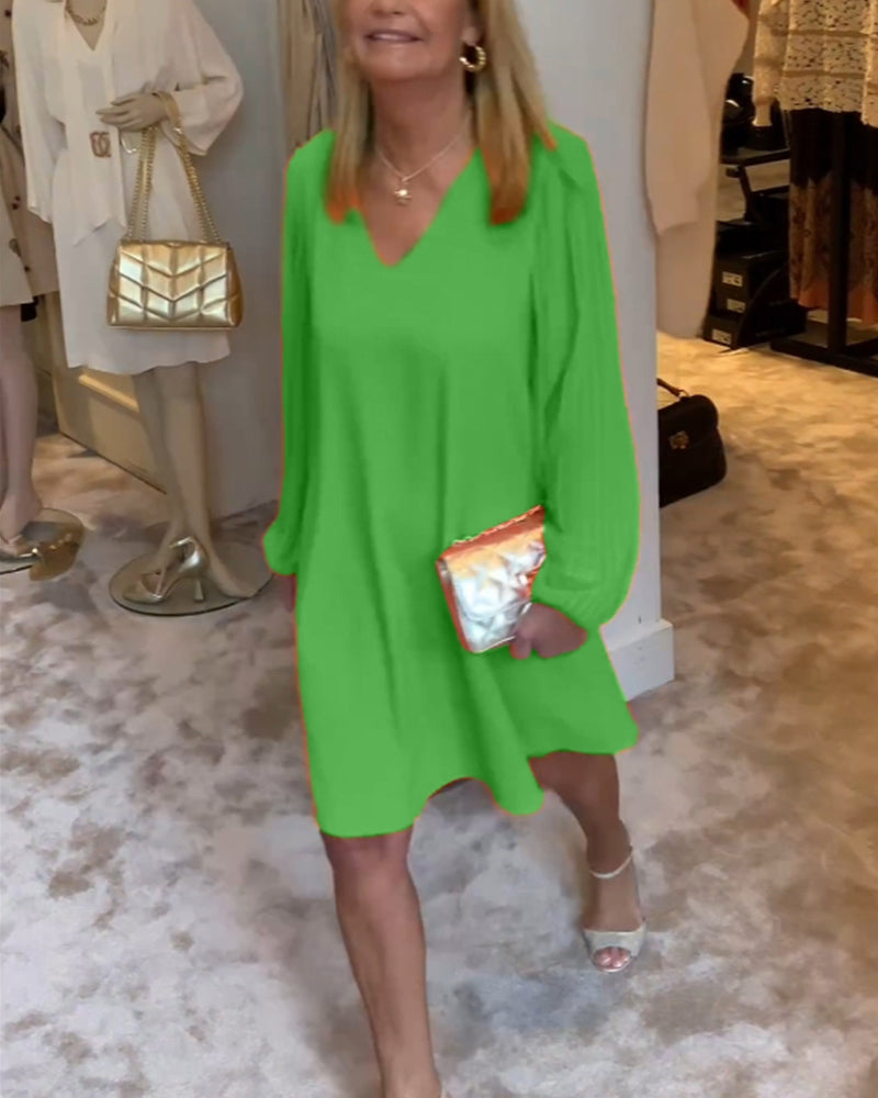 Ensfarget kjole med lanterne med V-hals