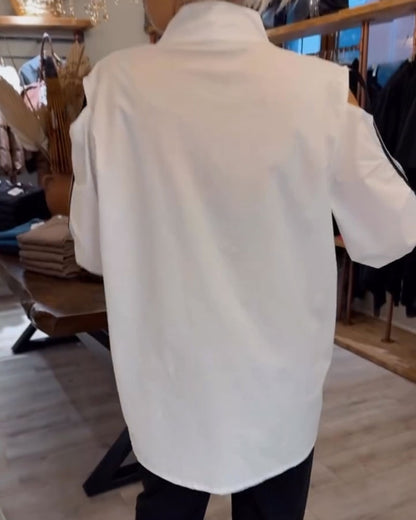 Camicetta a maniche lunghe con contrasto e spalle scoperte