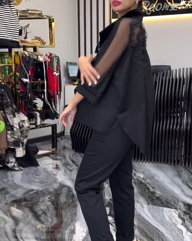 Bluse mit Blumenmuster und Spitzenbesatz am Revers